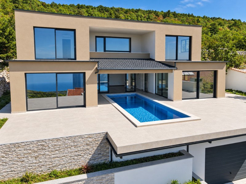 Exteriör vy av villan med pool och terrass