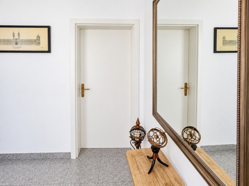 Hall med stor väggspegel