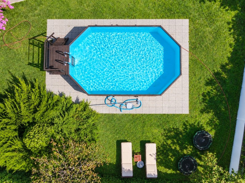 Pool i trädgården från ovan