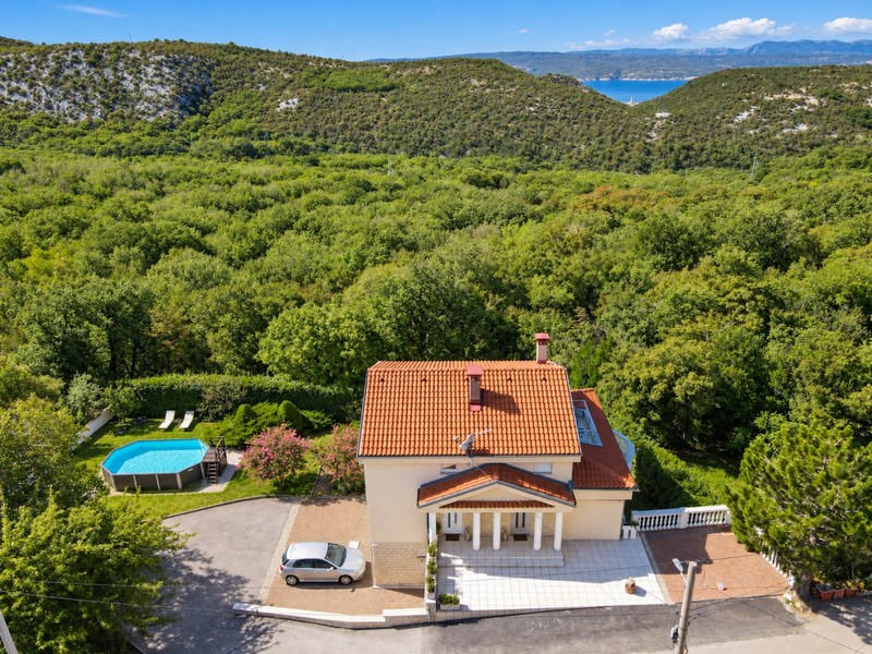 Hus på landet med pool, utsikt över skogen