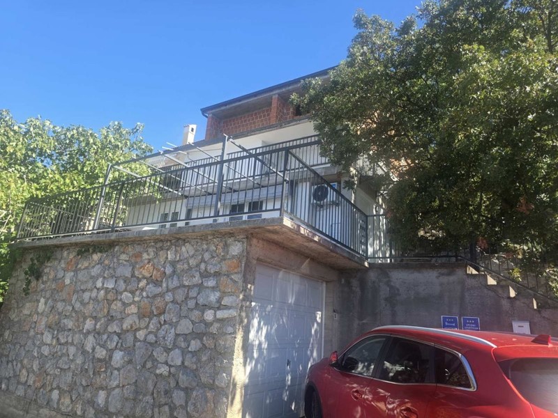 Exteriör vy med garage