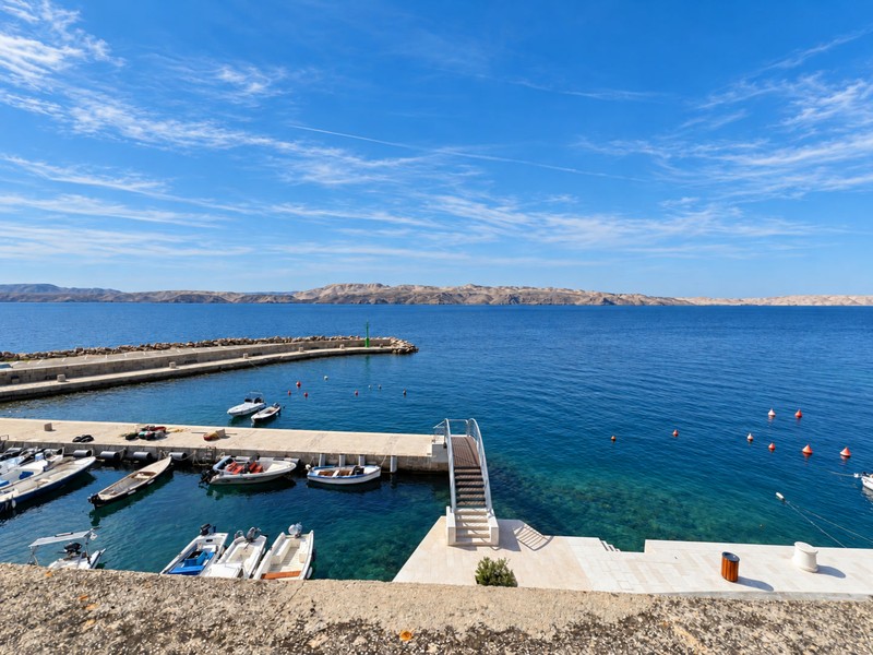 Utsikt från takterrassen över hamnen och havet