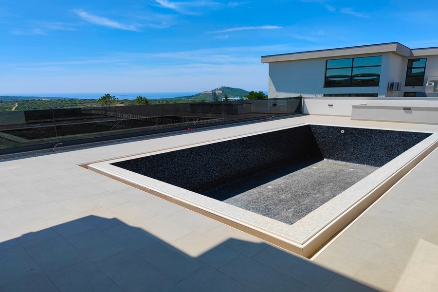 Pool under uppförande bredvid villan