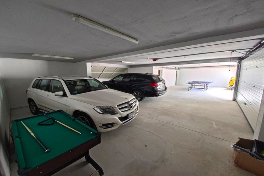 Garage med plats för flera bilar