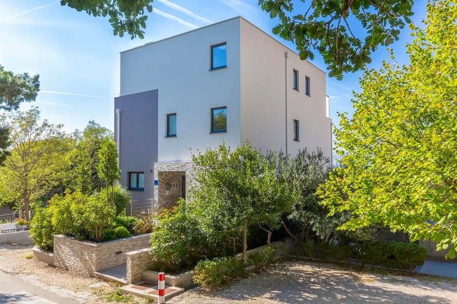 Modern villa i sluttningen med trädgård