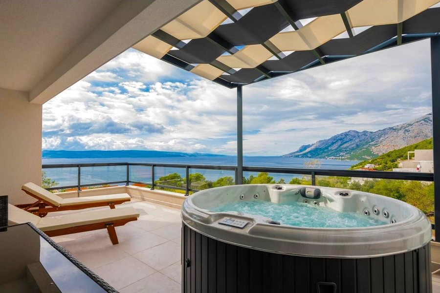 Bubbelpool på den övertäckta terrassen med havsutsikt