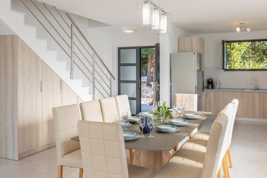 Matplats med stort bord och trappa