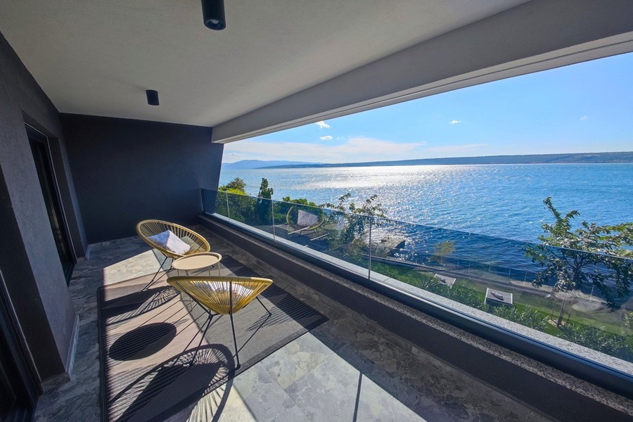 Loggia med fåtöljer och utsikt över havet