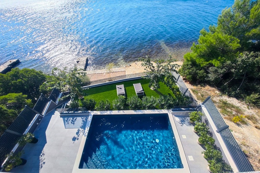 Villa vid havet med pool i Posedarje