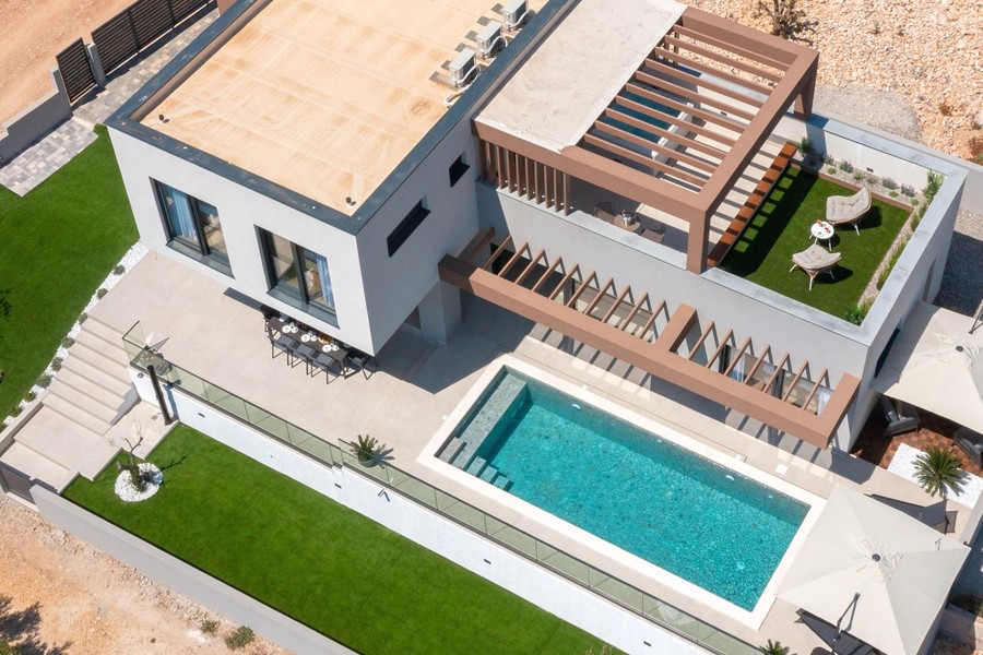 Flygfoto av villan med pool och takterrass