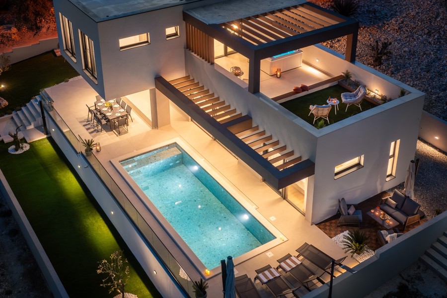 Villa och pool på kvällen uppifrån