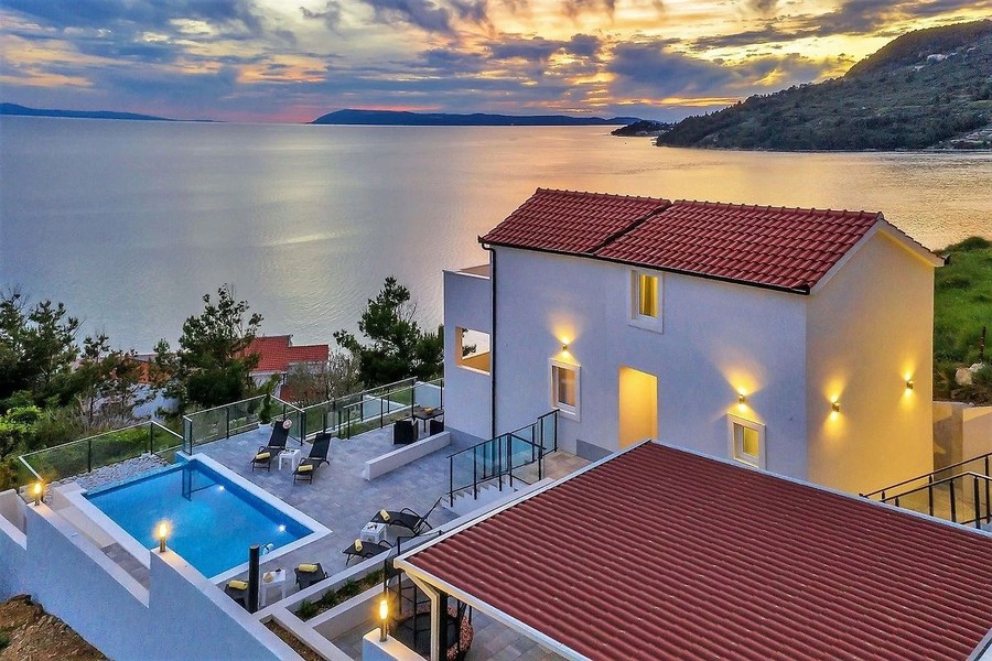 Villa med pool på sluttningen ovanför havet