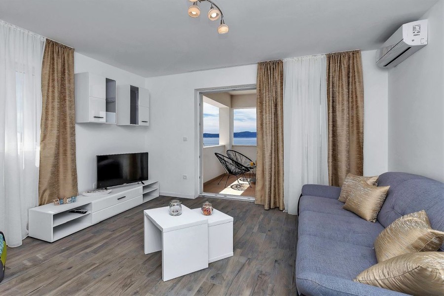 Vardagsrum med soffa och utsikt mot terrassen