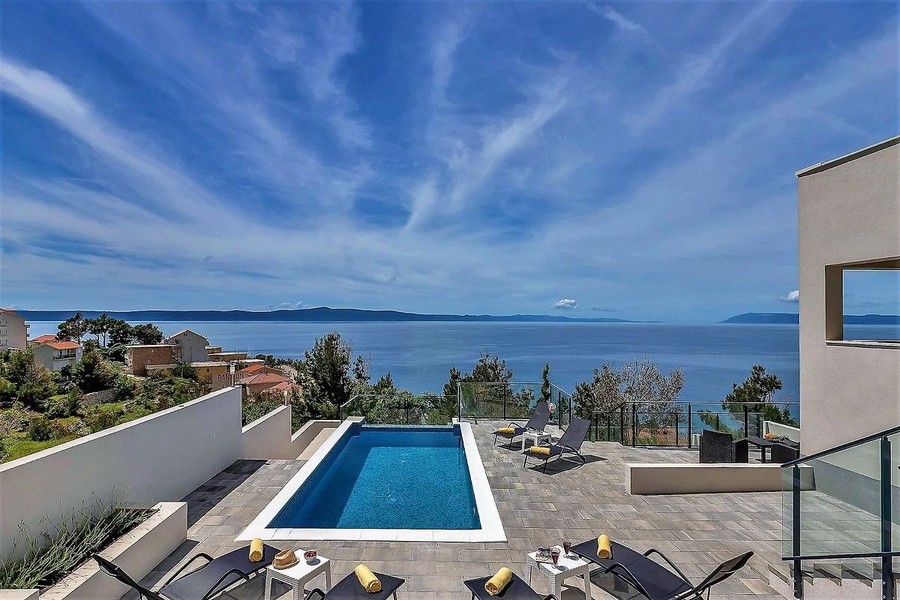 Villa med pool och havsutsikt i Brela