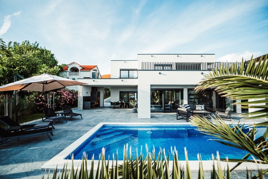 Villa med pool och palmer