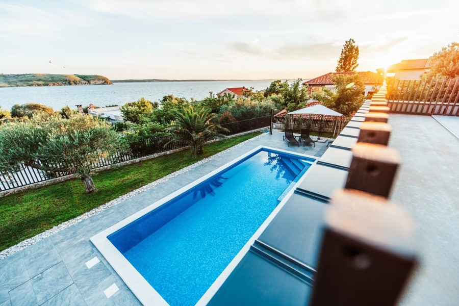 Villa med pool och havsutsikt vid Razanac