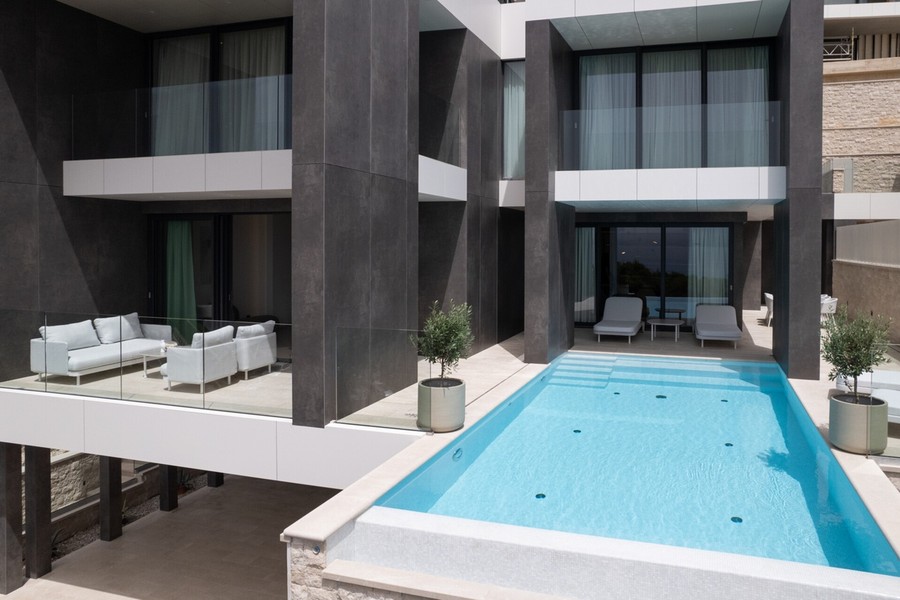 Pool på villans terrass