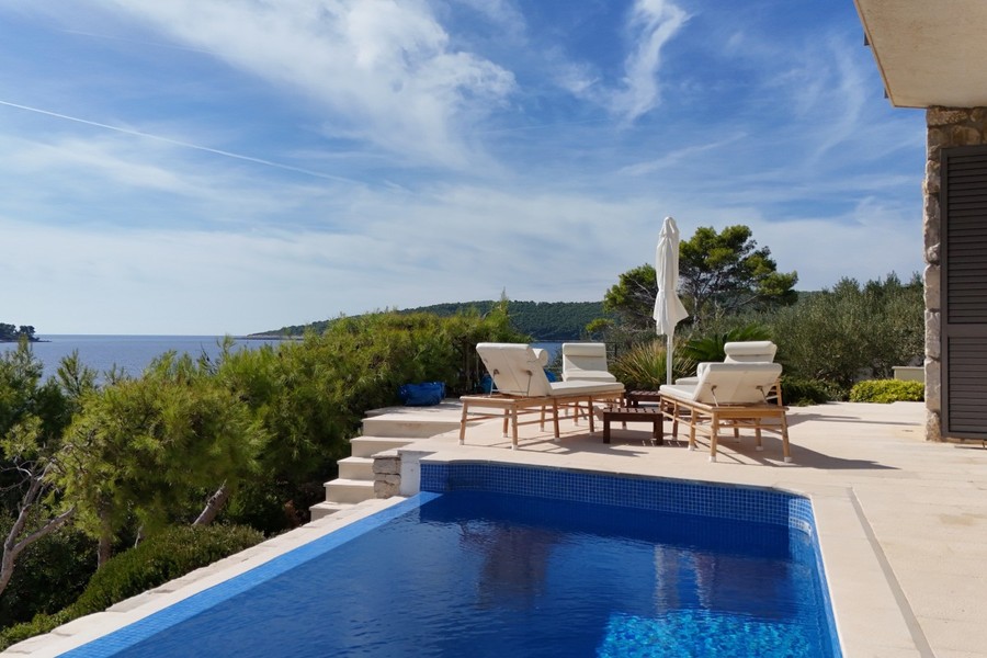 Villa vid havet med pool på ön Korcula