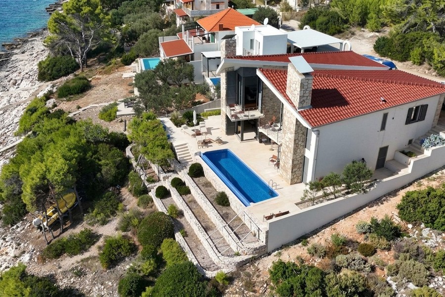 Villa med pool på sluttningen ovanför havet