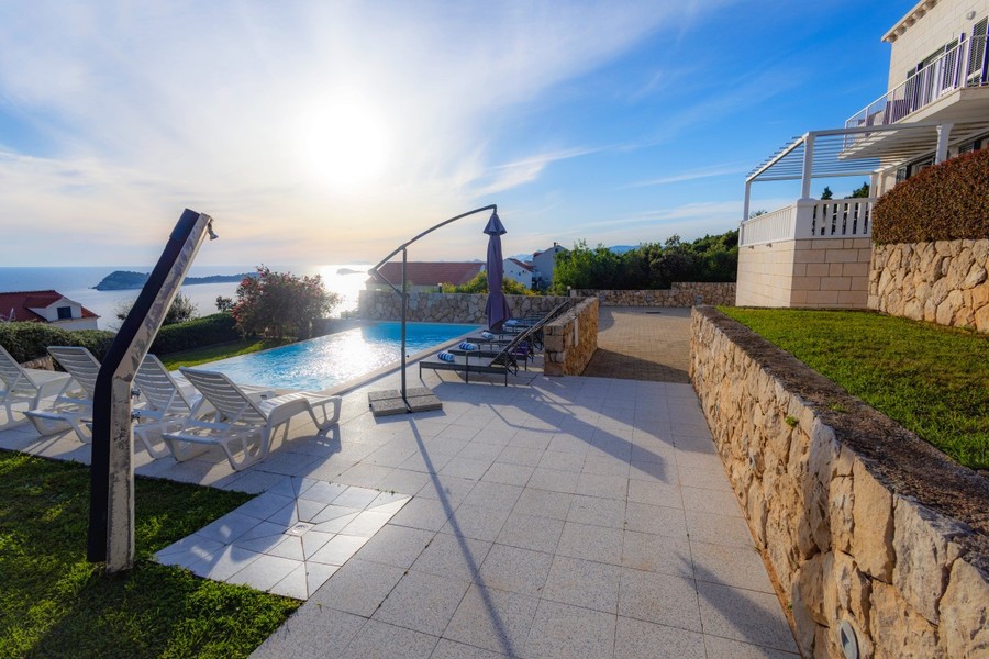 Poolterrass med utsikt över havet