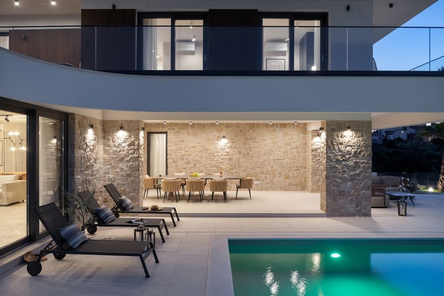 Belyst pool på kvällen