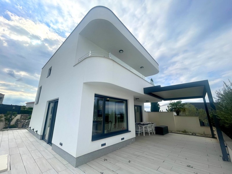 Trädgårdssida med pergola