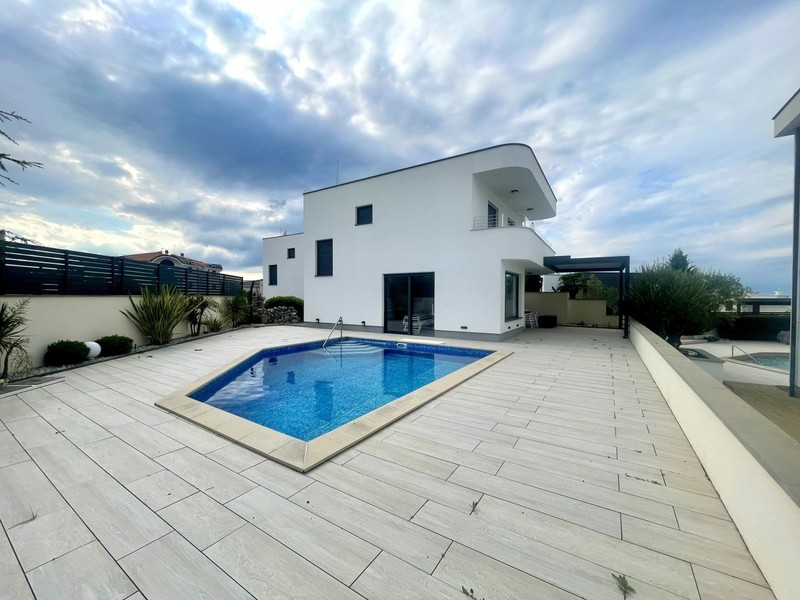 Pool med terrass framför det vita huset