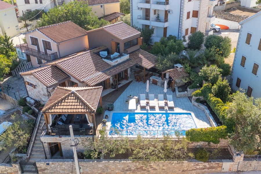 Stenhus med pool och paviljong uppifrån