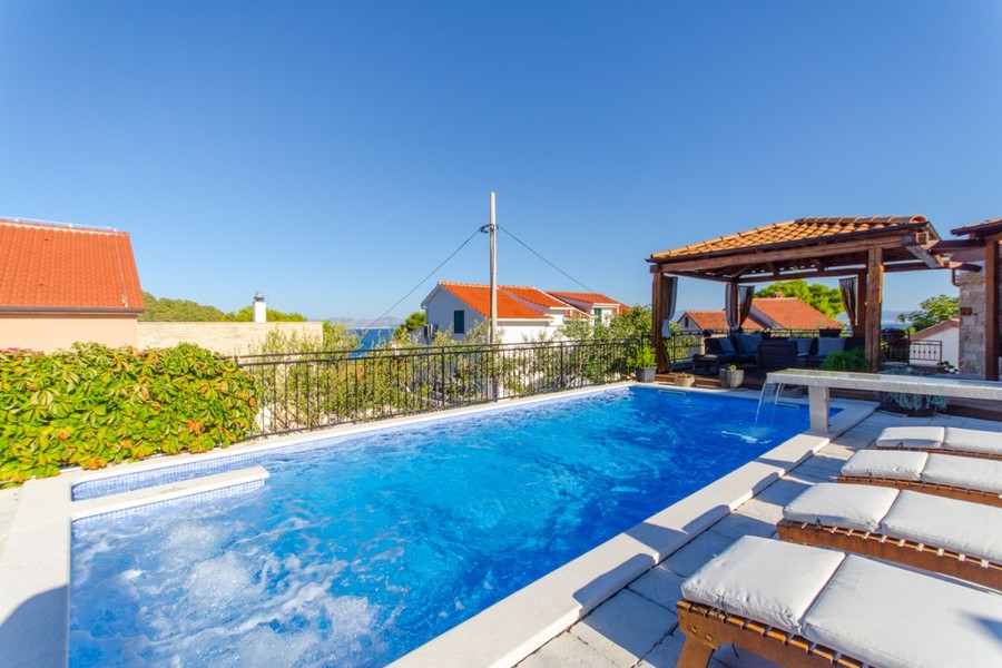 Pool med vattenfall av sten