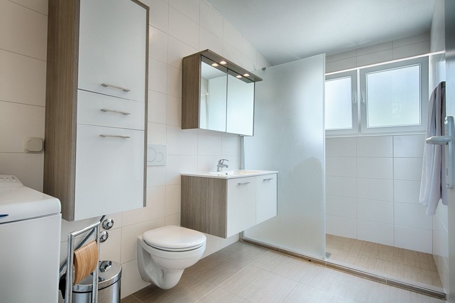 Badrum med walk-in-dusch