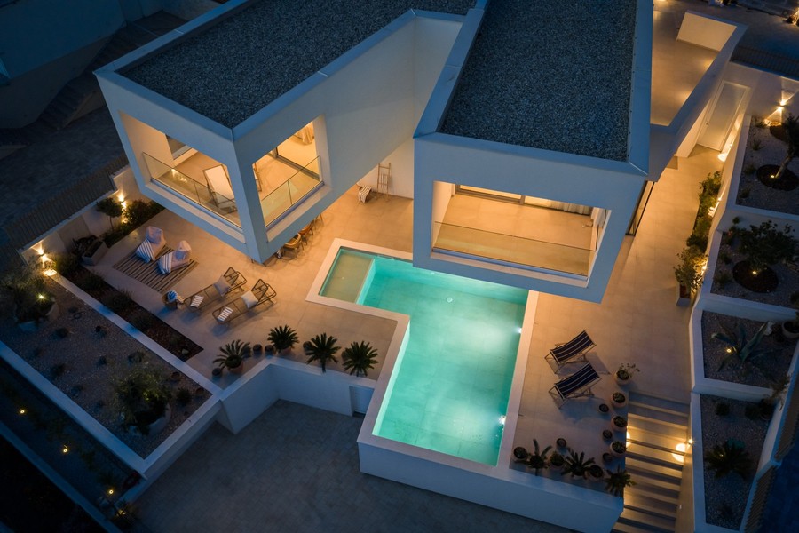 Flygfoto över villan med pool på kvällen