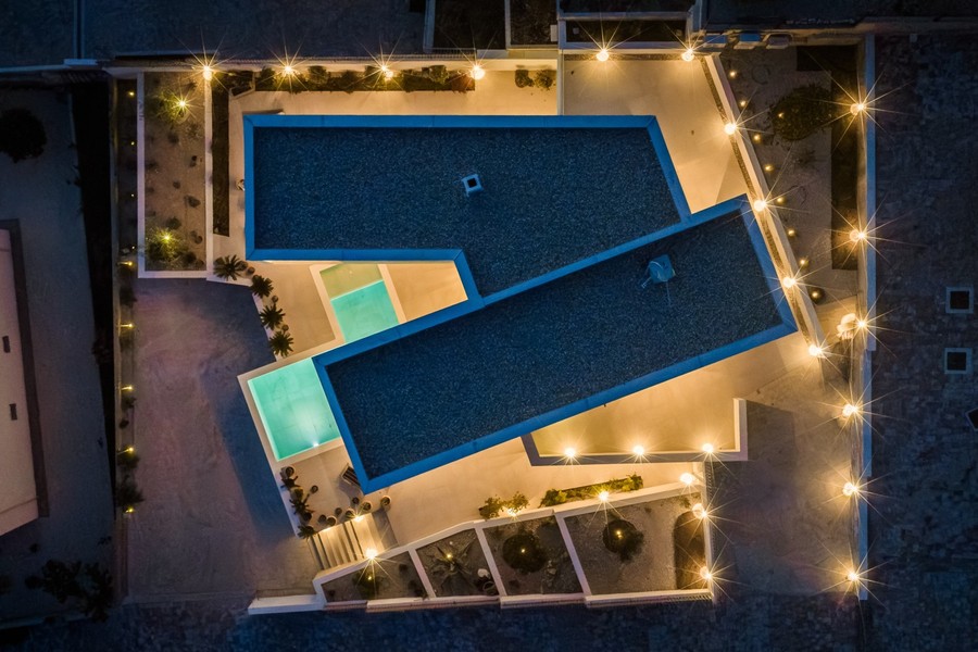 Villa med takytor och pool sett uppifrån