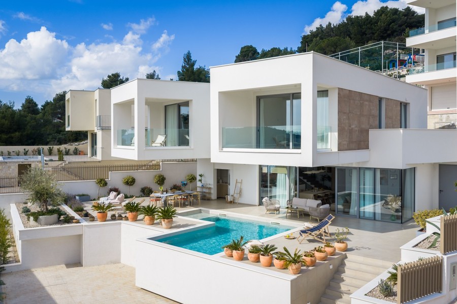 Villa med pool och planterad terrass
