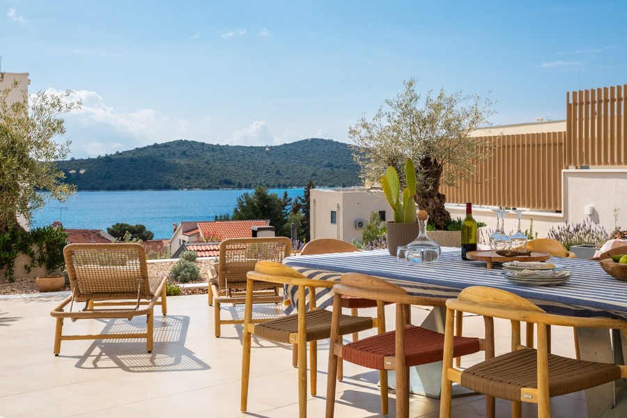Modern villa med pool och havsutsikt i Primosten