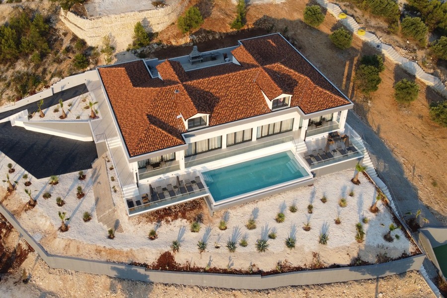 Villa med pool och planterad uteplats uppifrån