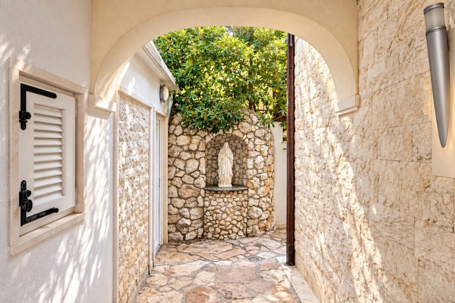 Innergård med Mariastaty