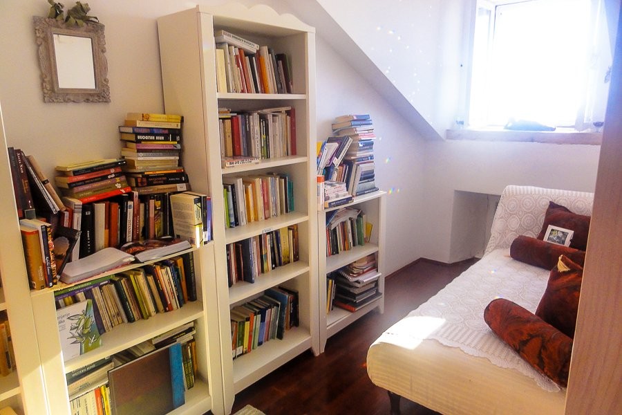 Bibliotek med bokhyllor och vilstol