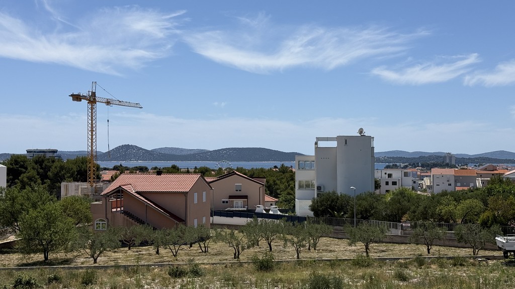 Utsikt från tomten över havet och öarna utanför Vodice