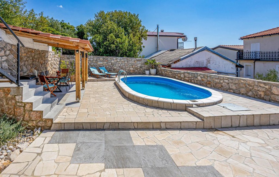 Pool och pergola i husets trädgård