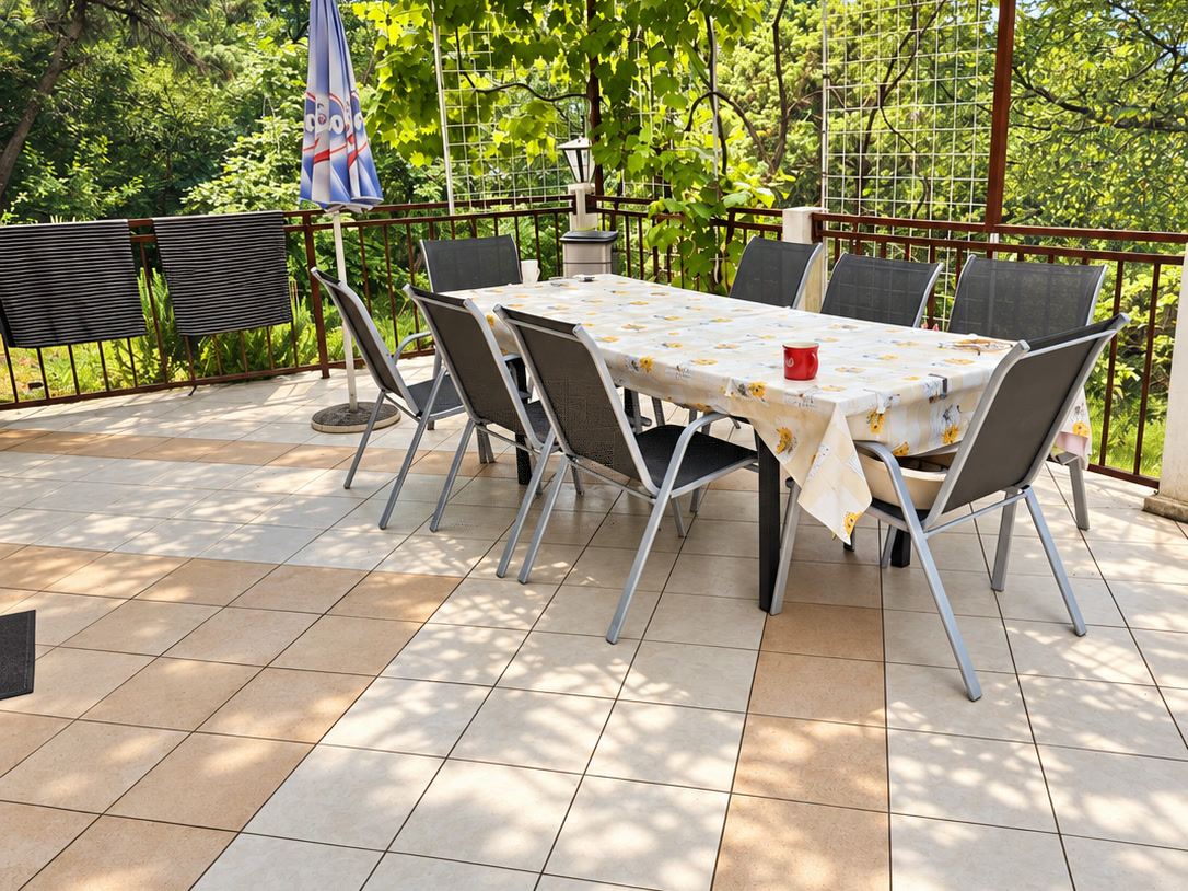 Terrass med pergola och matbord