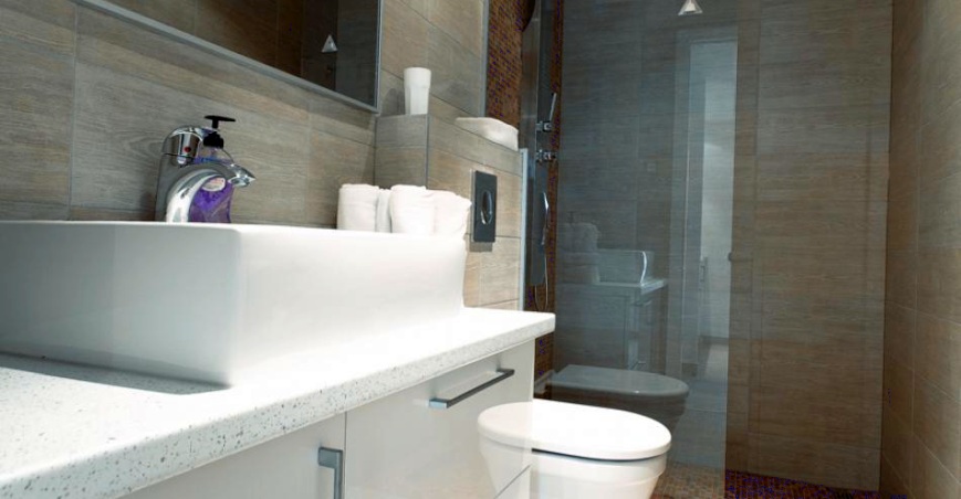 Badrummen i fastigheten är mycket moderna och smakfullt inredda.