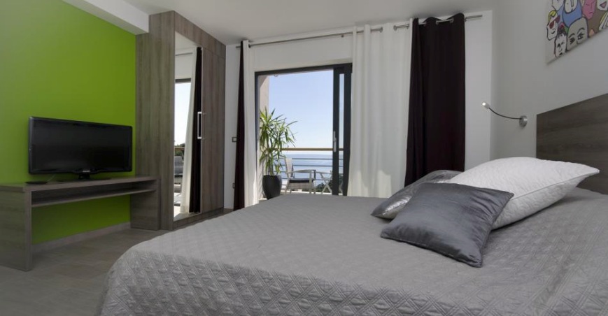 Utanför finns en pool med panoramautsikt över havet.