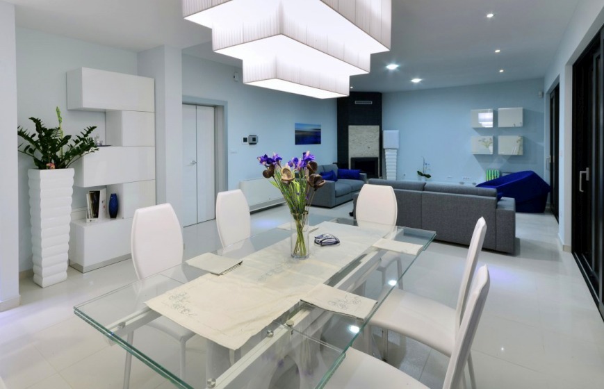 Matsalen i den moderna lyxvillan leder in i vardagsrummet