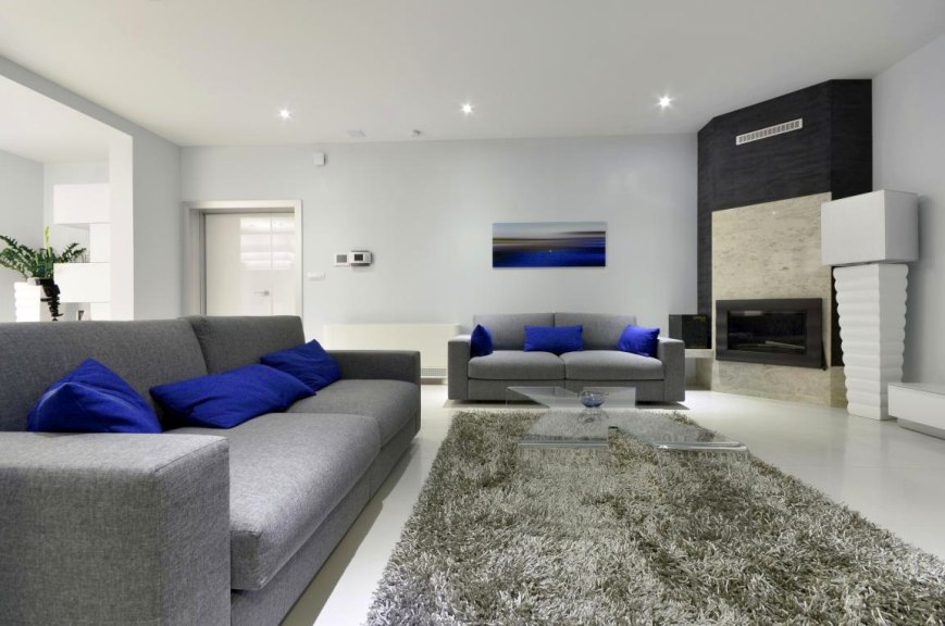 En utsikt över det rymliga vardagsrummet i den moderna lyxvillan med havsutsikt i Kroatien