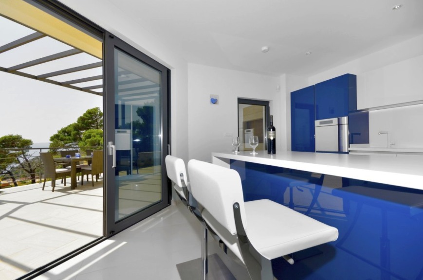 Matsalen och köket har också fantastisk utsikt över havet och öarna. Panorama Scouting - fastigheter med havsutsikt