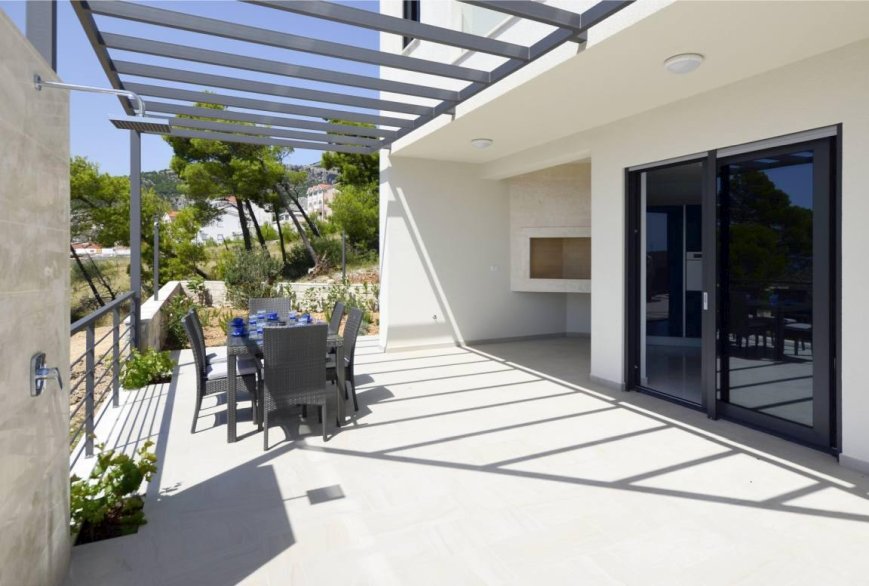 Intryck från takterrassen på den moderna lyxvillan i Kroatien
