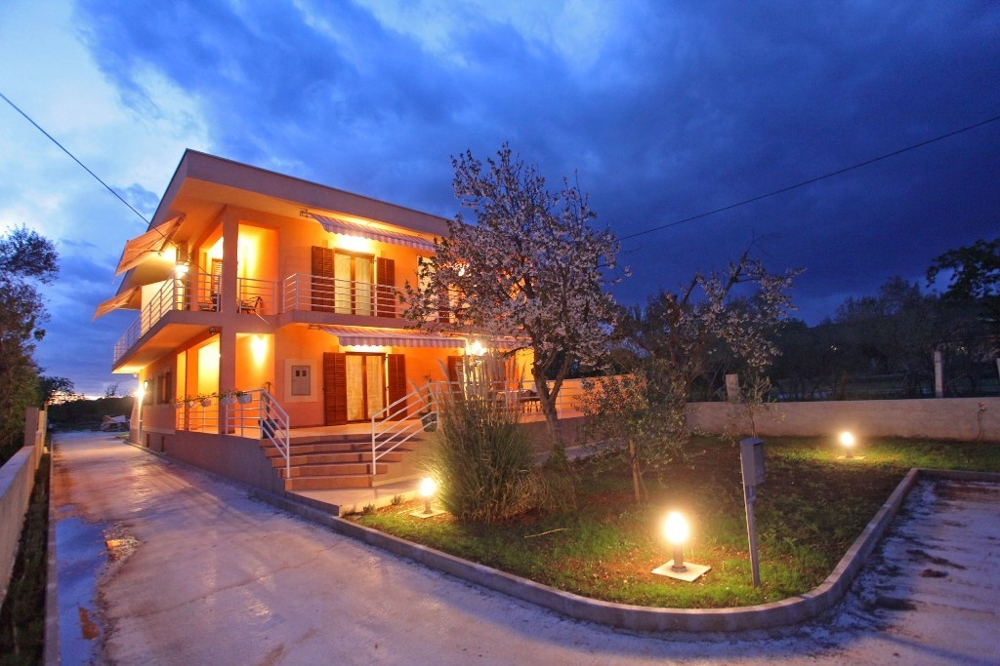 Huset ligger nära Sukosan, en liten stad nära Zadar.