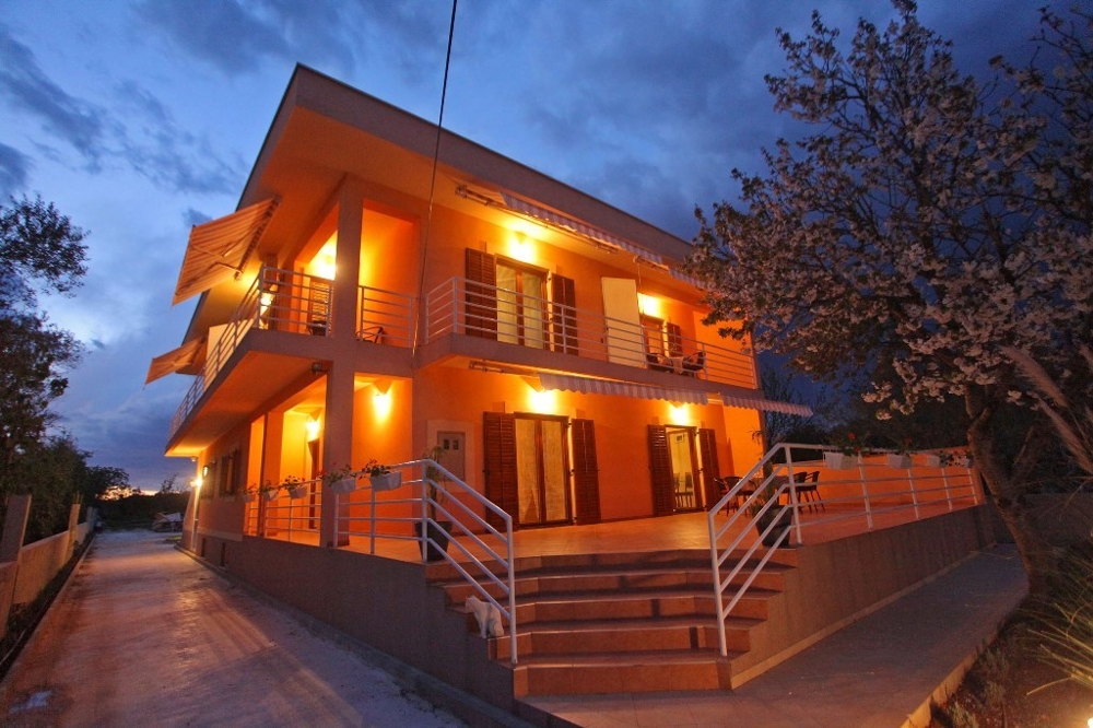 Idylliskt utomhusområde med fastighet H475 nära Zadar, Kroatien.