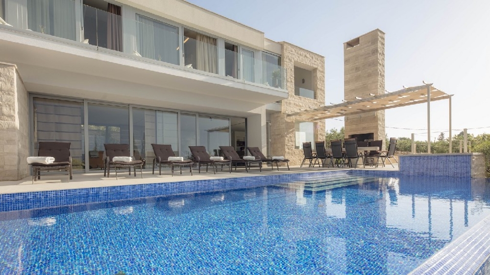 Förstklassig inredning och utrustning inuti.