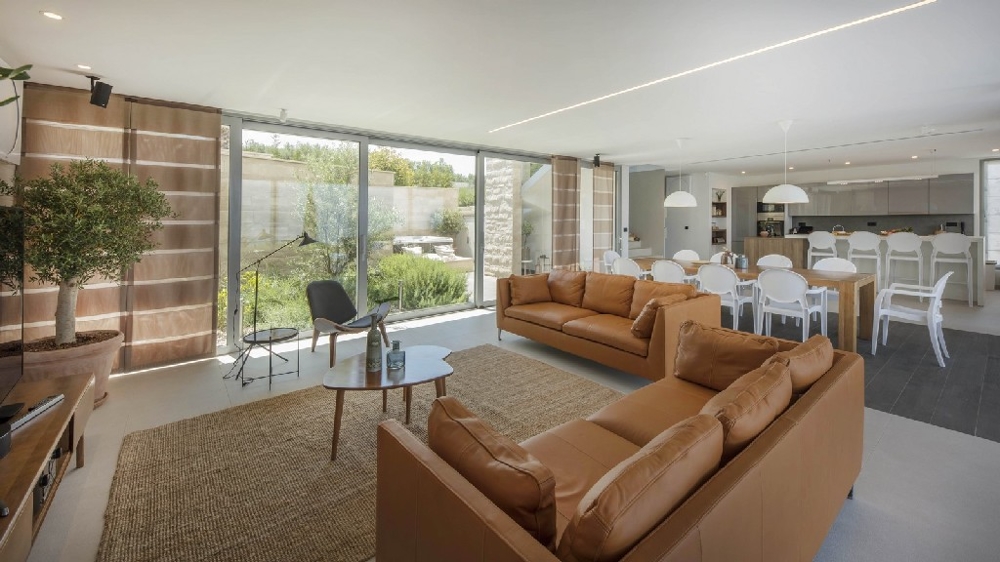 Modernt badrum i villa H512, som är till salu på ön Brac.